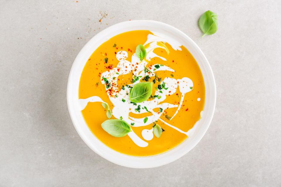 Natürlich darf im Herbst auch eine Kürbissuppe nicht fehlen! Wenn Sie einen Hokkaido verwenden, brauchen Sie ihn nicht einmal schälen. Mit Karotten und Ingwer verfeinern und Kokosmilch hinzufügen. Schmeckt köstlich exotisch und ist auch noch vegan. (Bild: iStock / nerudol)