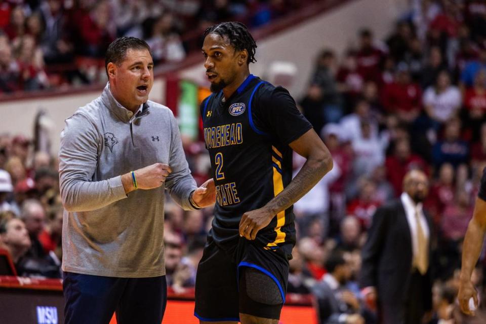 Morehead State head coach Preston Spradlin, left, talks with guard Jordan Lathon during a game against Indiana on Dec. 19, 2023. Trevor Ruszkowski/USA TODAY NETWORK