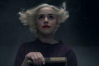 Am Jahresende stehen für Netflixfans die Zeichen auf Abschied: Am 31. Dezember startet die finale vierte Staffel von "The Chilling Adventures of Sabrina". In den abschließenden Episoden bekommt es der Hexenzirkel um Sabrina (Kiernan Shipka) mit den gefährlichen Eldritch Terrors zu tun. Außerdem hat Nick (Gavin Leatherwood) die Hoffnung noch nicht aufgegeben, Sabrinas Herz zurückzuerobern. (Bild: Netflix)