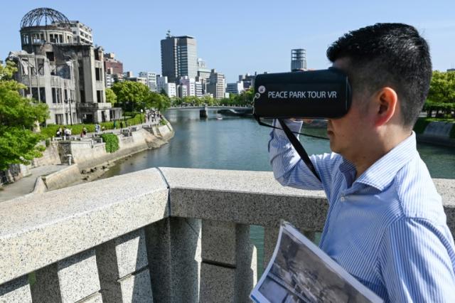 Um passeio de realidade virtual permite que as pessoas vejam Hiroshima como era antes, durante e depois do ataque atômico de 1945