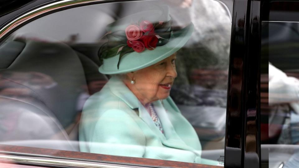 Die britische Königin Elizabeth II. kommt am fünften Tag des Royal Ascot mit dem Auto auf dem Ascot Racecourse an.