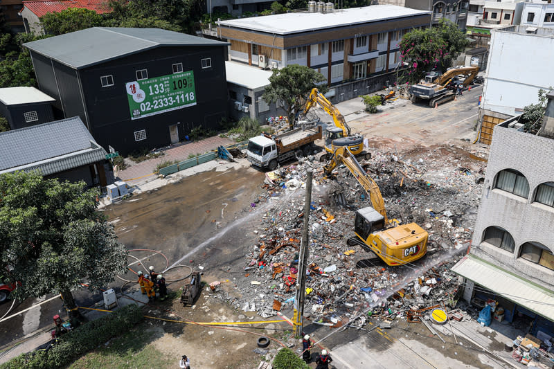 位於花蓮市北濱街與康樂街的一棟民宅嚴重傾斜，4日午後大樓已拆除， 怪手於現場進行相關作業。 中央社記者鄭清元攝  113年4月4日