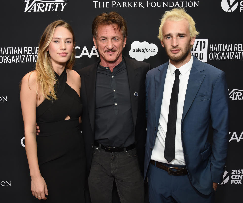 Sean Penn with his children, Dylan and Hopper, at the Sean Penn & Friends Haiti Rising Gala on Jan. 7, 2017. (Photo: Michael Kovac/Getty Images for J/P Haitian Relief Organization )