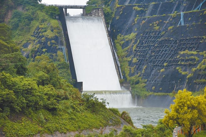 連日大雨，為保護水庫安全，苗栗縣三義鯉魚潭水庫持續滿水位自然溢流。（謝明俊攝）