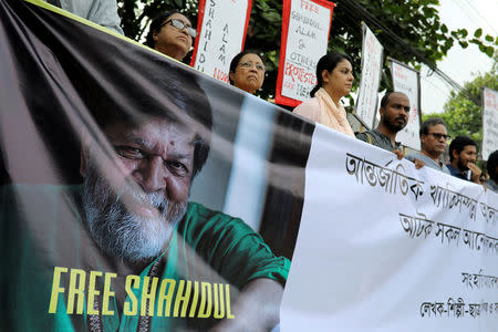 Journalists, activists and students of Pathshala South Asian Media Academy protest against the arrest of Bangladeshi photojournalist Shahidul Alam in Dhaka, Bangladesh, August 11, 2018. REUTERS/Mohammad Ponir Hossain/Files