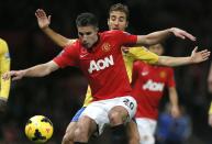 Arsenal's Mathieu Flamini challenges Manchester United's Robin van Persie (L) during their English Premier League soccer match at Old Trafford in Manchester, northern England, November 10, 2013.