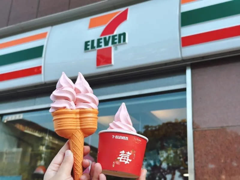 7-11草莓霜淇淋憑icash 2.0、icash Pay支付即可享「第2件半價吃」優惠。（圖／統一超商提供）