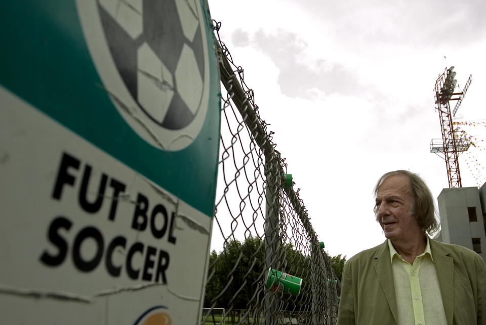 FILE - Cesar Luis Menotti, of Argentina, is seen after his presentation as new head-coach of the soccer team Tecos in Guadalajara, Mexico, Wednesday Aug. 29, 2007. Menotti, the charismatic coach who led Argentina to its first World Cup title in 1978, has died, the Argentine Football Association said Sunday, May 5, 2024. He was 85. (AP Photo/Guillermo Arias, File)