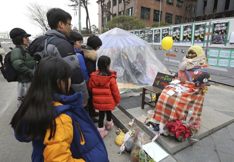 日本駐南韓大使館外的慰安婦少女像。（美聯社）