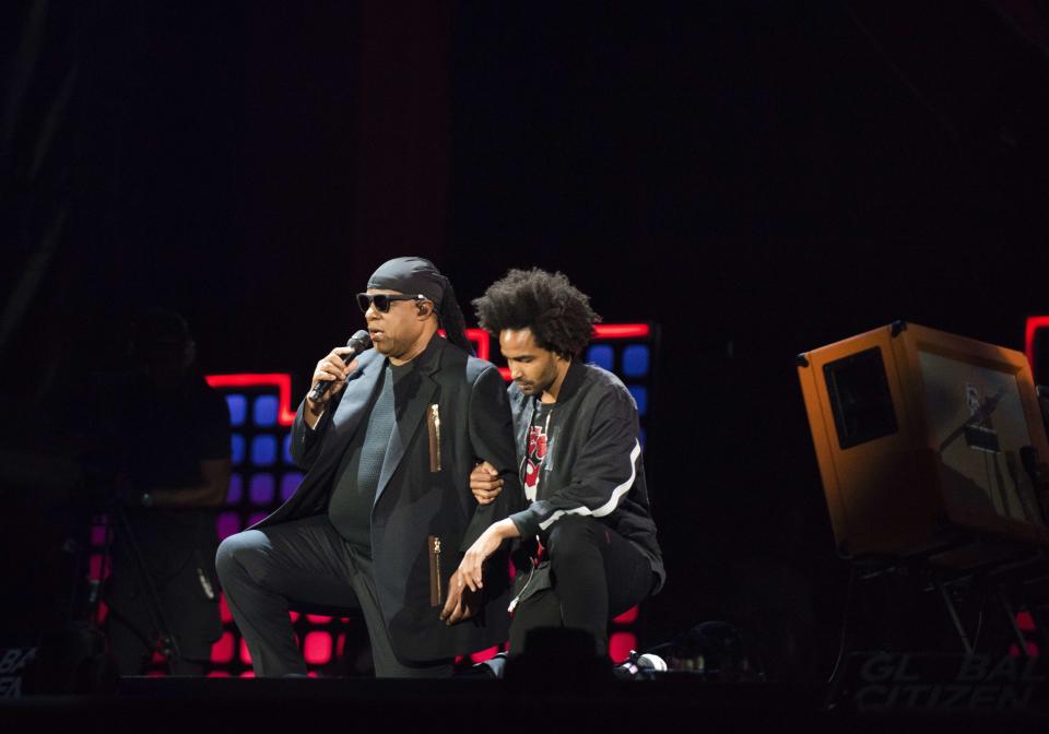 Stevie Wonder (l.) bei seinem Konzert in New York vor wenigen Tagen. (AP Photo/Michael Noble Jr.).