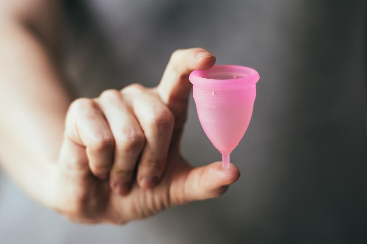 Menstruationstassen erfreuen sich steigender Beliebtheit. Besonders für Reisen in ferne Länder, in denen es nicht an jeder Ecke Tampons zu kaufen gibt, sind sie eine tolle Lösung. (Bild: Getty Images/gregory_lee)