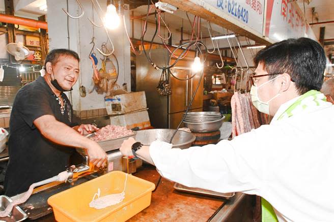 民進黨高雄市長陳其邁（右）23日到岡山區文賢市場向攤商拉票。（林瑞益攝）