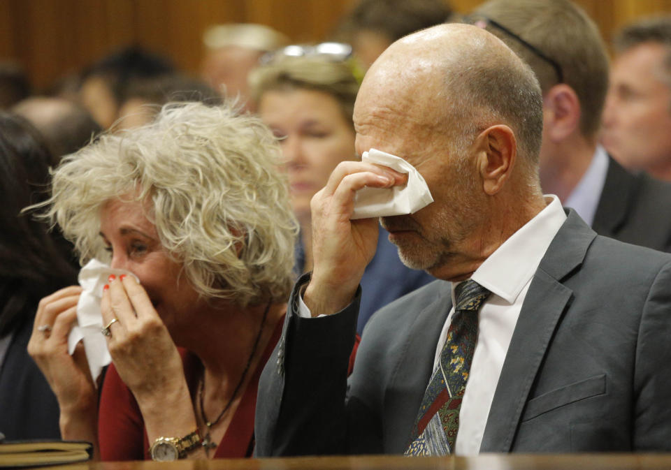 Familiares de Oscar Pistorius, incluyendo su tío Arnold Pistorius, derecha, lloran al escuchar el testimonio de Oscar en el juicio por asesinato de su novia el martes, 8 de abril de 2014, en Pretoria, Sudáfrica. (AP Photo/Kim Ludbrook, Pool)