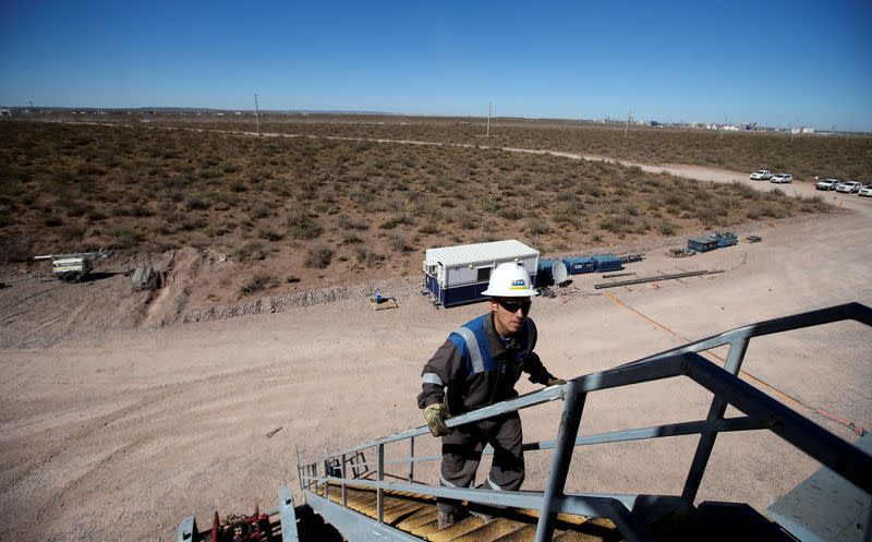 FOTO DE ARCHIVO. Un trabajador sube a una plataforma de perforación en la explotación de petróleo y gas de esquisto de Vaca Muerta, en la provincia patagónica de Neuquén, Argentina