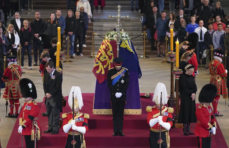 Todos los nietos de Isabel II, cone el príncipe Guillermo en el centro, rodean el féretro de la reina en la vigilia ceremonial reservada para ellos en Westminster Hall