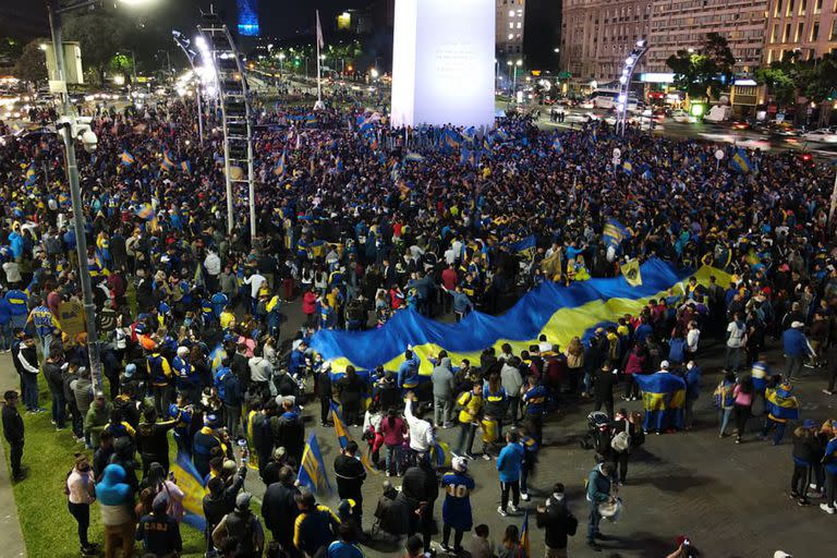 A medida que fueron pasando las horas, la zona del Obelisco se copó de hinchas Xeneizes que fueron a celebrar