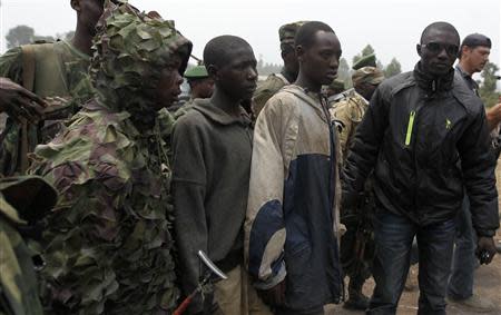 Congolese armed forces (FARDC) soldiers arrest two suspected rebels as they advance to a new position during their battle with M23 fighters in Kibati, outside Goma in the eastern Democratic Republic of Congo, August 30, 2013. REUTERS/Thomas Mukoya