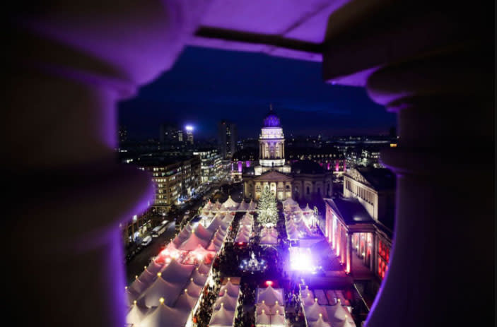 Der Weihnachtsmarkt lässt den Gendarmenmarkt in vorweihnachtlichem Licht erstrahlen. (Foto: Markus Schreiber/AP)