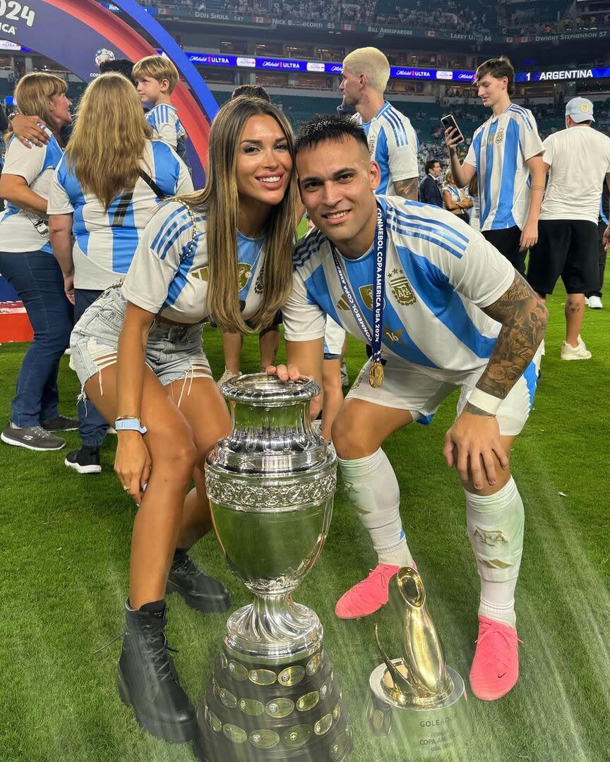 Agus Gandolfo y Lautaro Martínez posan junto a la Copa América 2024. Foto/Instagram: @agus.gandolfo