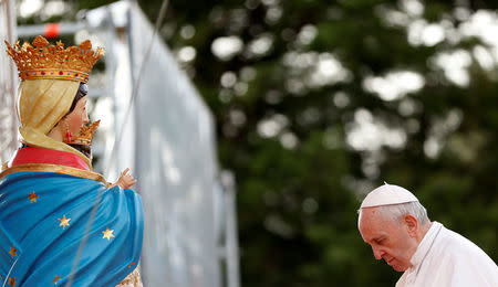 Pope Francis prays in front of Virgin Mary statue during his pastoral visit in Pietrelcina, Italy March 17, 2018. REUTERS/Ciro De Luca