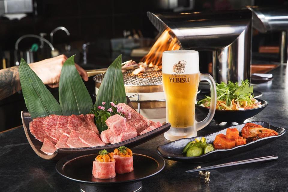 YEBISU惠比壽桶裝生啤酒與旺盛苑盛合及能一次品嚐和牛刺身及海膽的超完美壽司，享受頂級奢華風味。（三商食品提供）