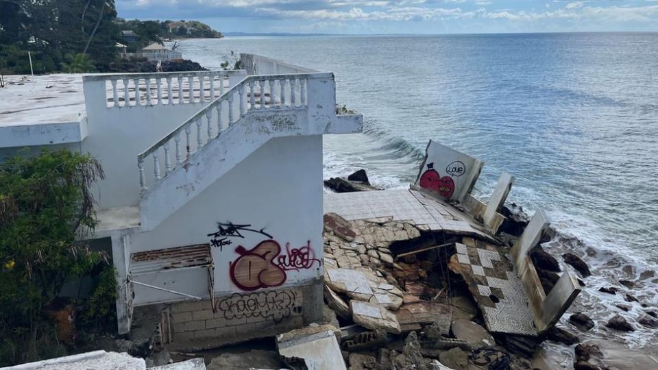 Casa destruida en la costa de Rincón.