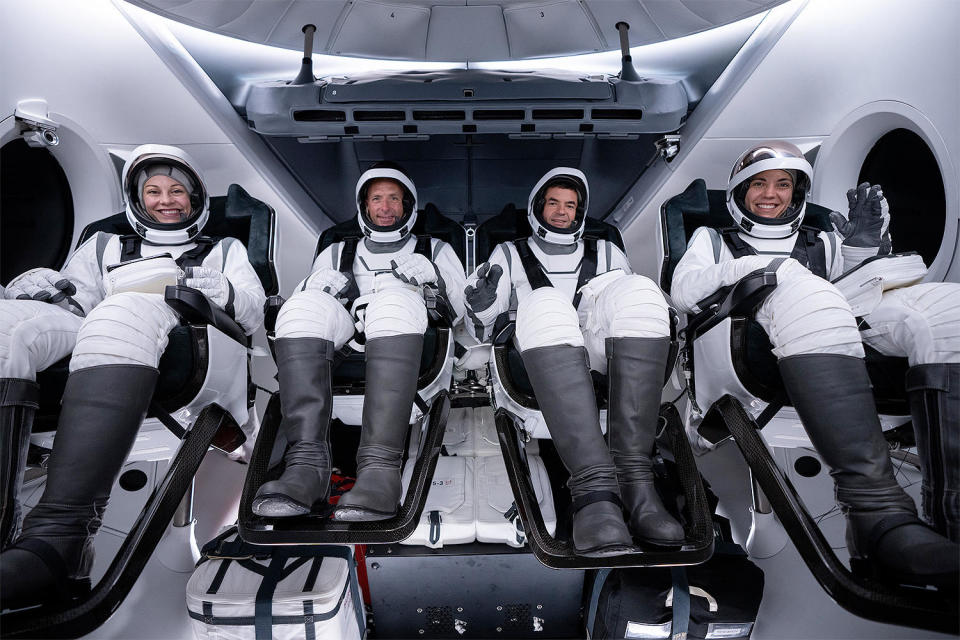 Die Polaris Dawn-Crew (von links): Anna Menon, SpaceX-Ärztin, Scott Poteet, ehemaliger F-16-Pilot, Jared Isaacman, Kapitän, und Sarah Gillis, Leiterin der Crew-Ausbildung bei SpaceX. / Bildnachweis: SpaceX