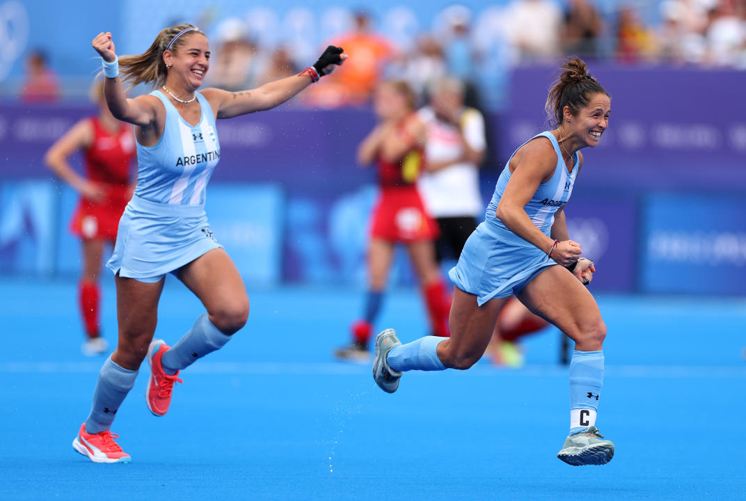 Zoe Díaz de Armas y Rocio Sánchez Moccia del equipo de Argentina celebran la victoria en el partido por la medalla de bronce femenina entre Argentina y Bélgica en el día catorce de los Juegos Olímpicos de París 2024 en el Stade Yves Du Manoir el 9 de agosto de 2024 en París, Francia. (Foto de Steph Chambers/Getty Images)