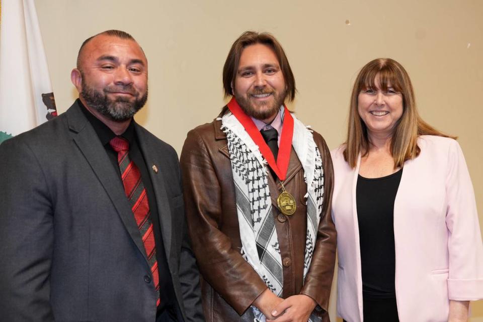 Gavin ‘Gavino’ Garza (centro) se graduó en Fresno City College en mayo como ganador del Dean's Medallion of Excellence Award de este año para la División de Humanidades. En la foto, el presidente de FCC, el doctor Robert Pimentel (izquierda) y Kerry McCutcheon, decana de instrucción de la división de Humanidades de FCC.