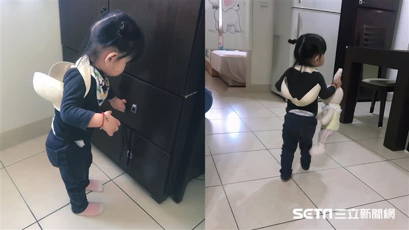 1歲女兒從衣櫃翻出一件內衣，背在身上到處跑。（圖／郭小姐授權提供）