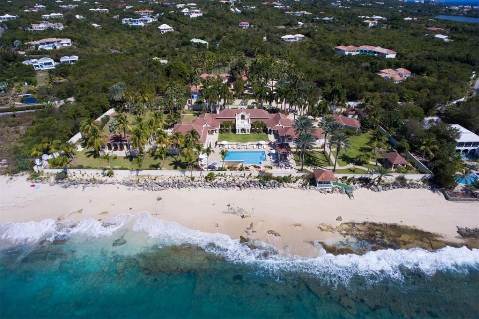 <p>Le Château des Palmiers borde la Baie des prunes à Terre-Basse. Le lieu est idéal pour les plus fortunés qui désirent un repos paradisiaque. (Photo : Sotheby’s International Realty) </p>