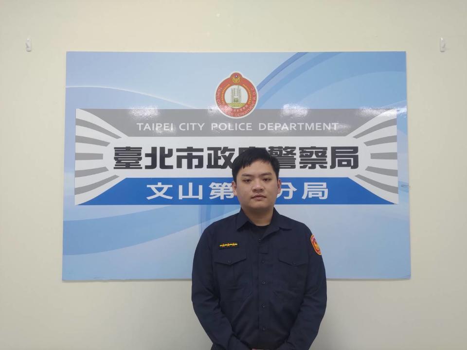 景美所警員郭韋廷暖心協助開導學童。(記者廖敏秀翻攝）