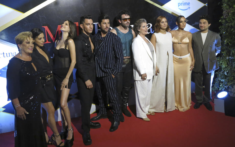 Los actrores, de izquierda a derecha, Sylvia Pasquel, Fátima Molina, Macarena Achaga, Jorge López, Diego Klein, Roberto Quijano, Lisa Owen, Adriana Montes de Oca, Camila Valero y Ricardo Polanco posan en la alfombra roja de la serie "Mala fortuna" en la Ciudad de México el miércoles 16 de agosto de 2023. (Foto AP/Berenice Bautista)