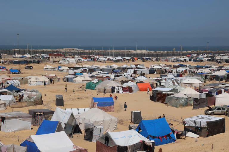 Palestinos desplazados instalan tiendas de campaña en al-Mawasi, cerca de la frontera con Egipto, en Rafah, en el sur de la Franja de Gaza, el 9 de mayo de 2024