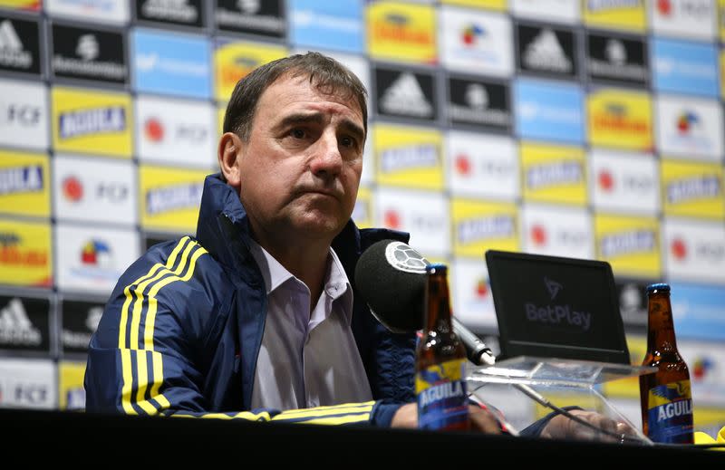 Foto de archivo. El entrenador de la selección colombiana de fútbol, Néstor Lorenzo, atiende una conferencia de prensa en Bogotá