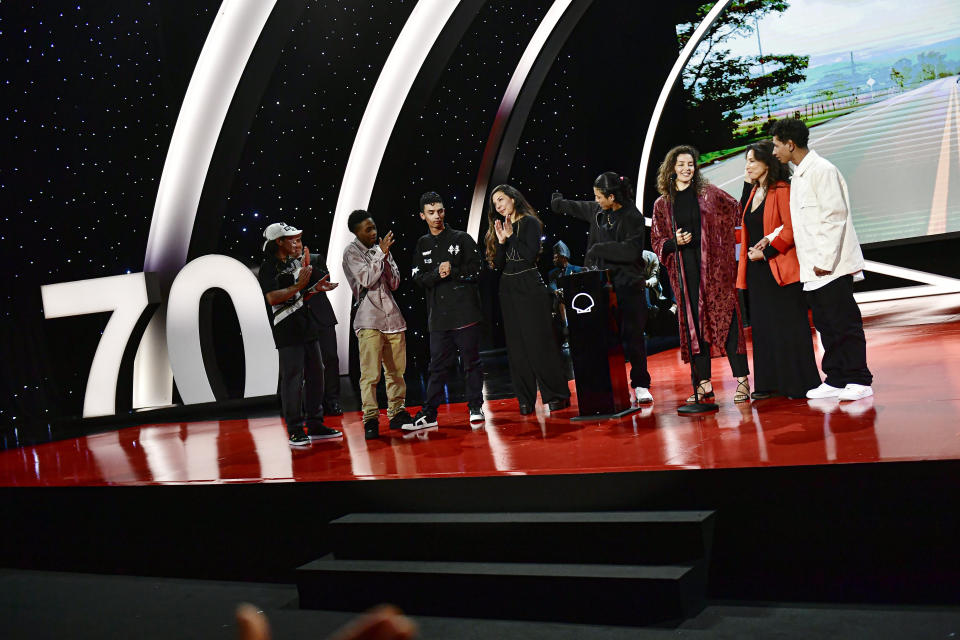 La directora colombiana Laura Mora, centro, posa con el elenco y el equipo de "Los reyes del mundo" tras recibir la Concha de Oro a la mejor película en el Festival de Cine de San Sebastián el 24 de septiembre de 2022. (Foto AP/Álvaro Barrientos)