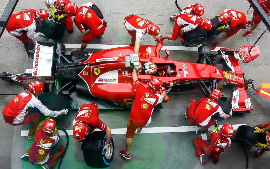 Ein Ferrari der Formel 1 beim Boxenstopp