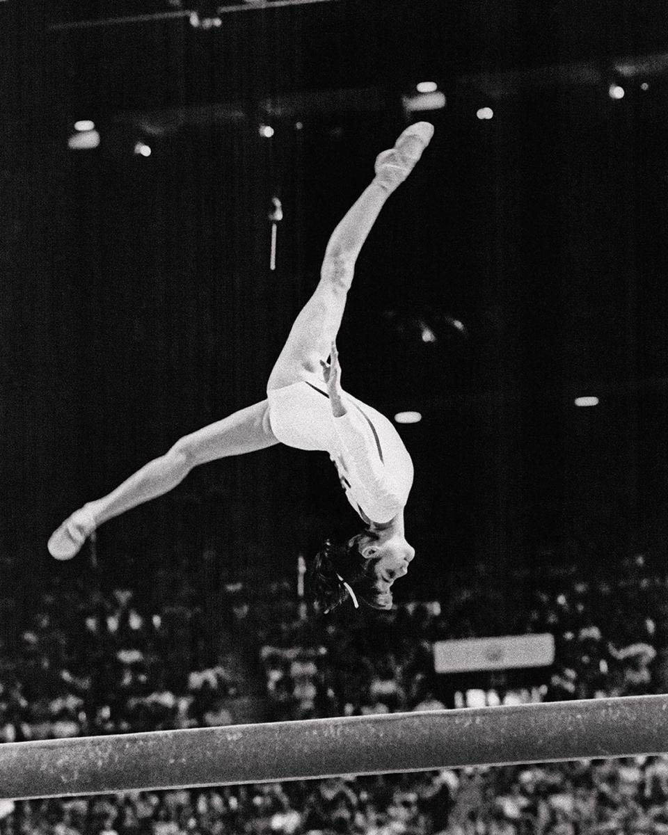 Nadia Comăneci en la barra de equilibrio en Montreal (1976)  