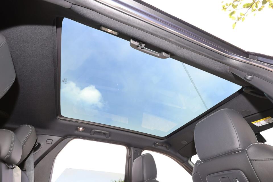 大型全景式固定玻璃天窗是休旅車必備與加分賣點項目。