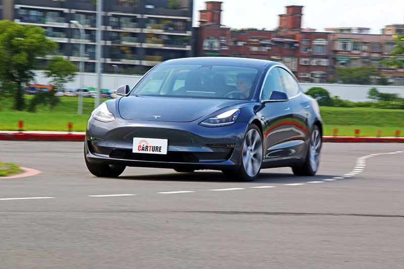 Model 3在操控上也於水準之上，加上電動車直效的動力輸出，別有一番樂趣。