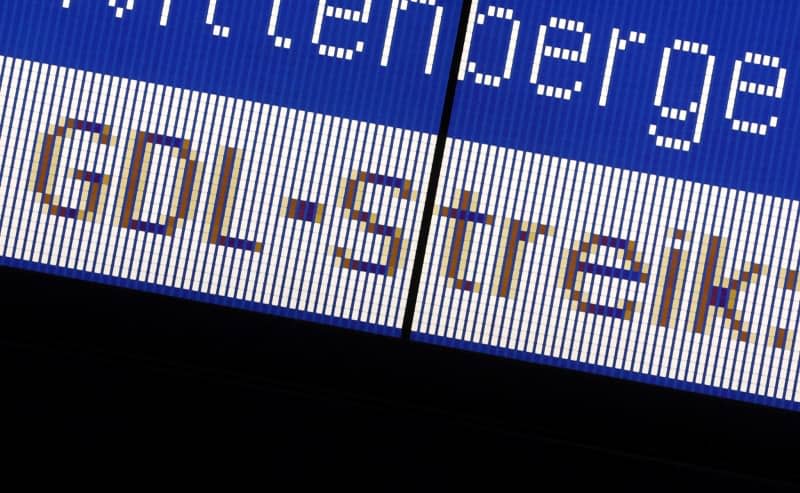 The words "GDL strike" are written on the display board at the main station.  Germany's GDL train drivers' union is again calling for a strike lasting several days in the wage dispute with state-owned Deutsche Bahn and other railway companies. Bernd Wüstneck/dpa