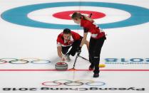 <p>Oro: 15 000 dólares<br> Plata: 11 000 dólares<br> Bronce: 8 000 dólares<br> Los canadienses Kaitlyn Lawes y John Morris ganaron la medalla de oro en la especialidad <em>curling</em> (dobles mixtos) de las Olimpiadas de Invierno de Pyeongchang 2018 (<em>REUTERS </em>/ Cathal McNaughton). </p>