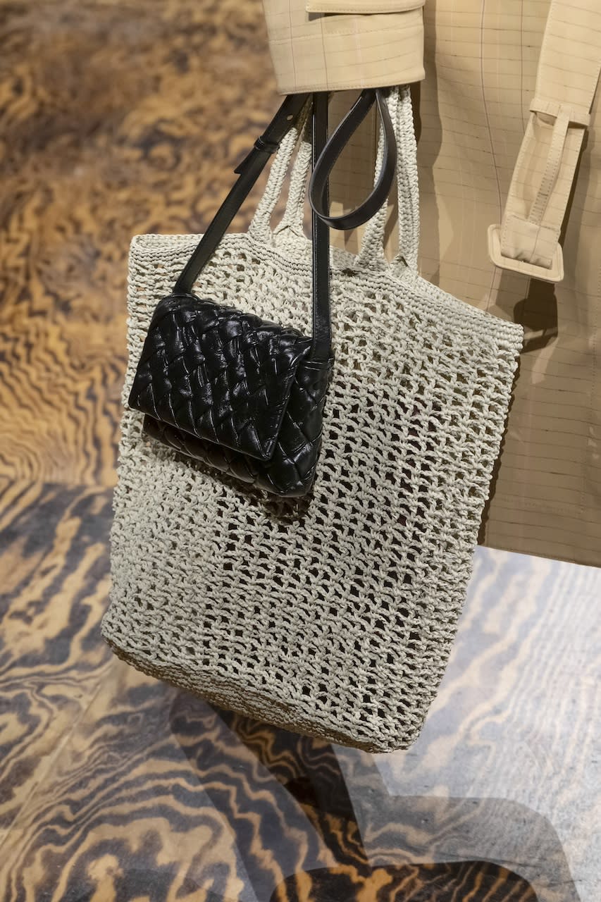 Bottega Veneta 2024秋冬時裝騷潮流筆記：李英愛、劉俊謙現身；下期流行一大一小孖裝手袋？