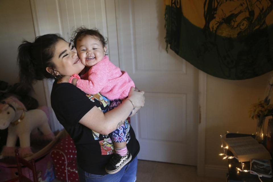 Seanna Leilani Chávez abraza a su sobrina Athena Chávez, de dos años, el 6 de febrero del 2019 en su casa de Tucson, Arizona. Athena es hija de Aaron Francisco Chávez, hermano de Seanna Leilani y quien falleció a los 19 años por una sobredosis de fentanilo. (AP Photo/Ross D. Franklin)