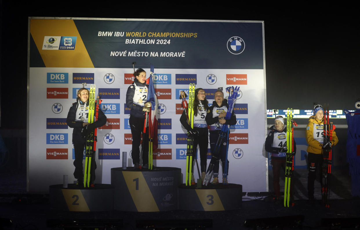 Julia Simon est devenue championne du monde du sprint aux championnats du monde de biathlon, devançant Justine Braisaz-Bouchet, Lou Jeanmonnot et Sophie Chauveau pour un quadruplé historique. 