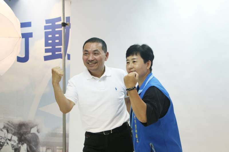 20180628-國民黨新北市長參選人侯友宜（左）與新竹市議員提名人何佳樺（右）拍攝定裝照。（陳韡誌攝）