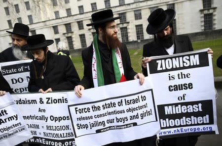 Demonstrators protest against Israel's Prime Minister Benjamin Netanyahu as he visits Britain's Prime Minister Theresa May at Downing Street in London, Britain, February 6, 2017. REUTERS/Dylan Martinez