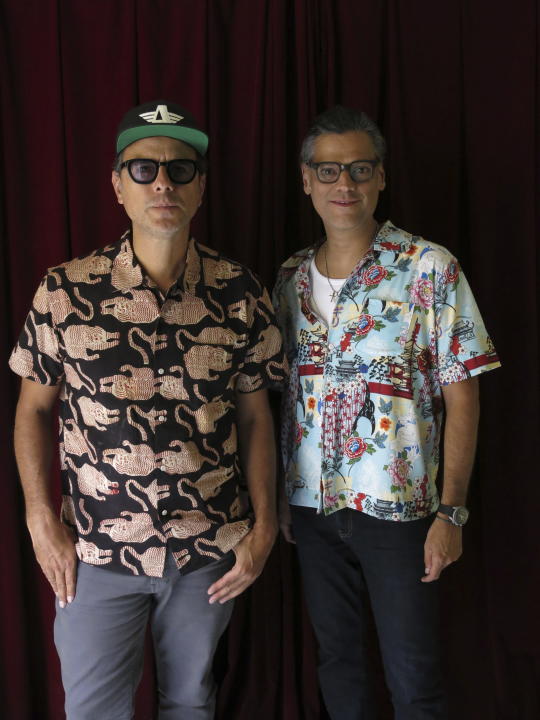 El vocalista Clemente Castillo, izquierda, y el guitarrista Flip Tamez de la banda mexicana Jumbo posan para un retrato durante una entrevista en la Ciudad de México el 5 de septiembre de 2023. (Foto AP/Berenice Bautista)