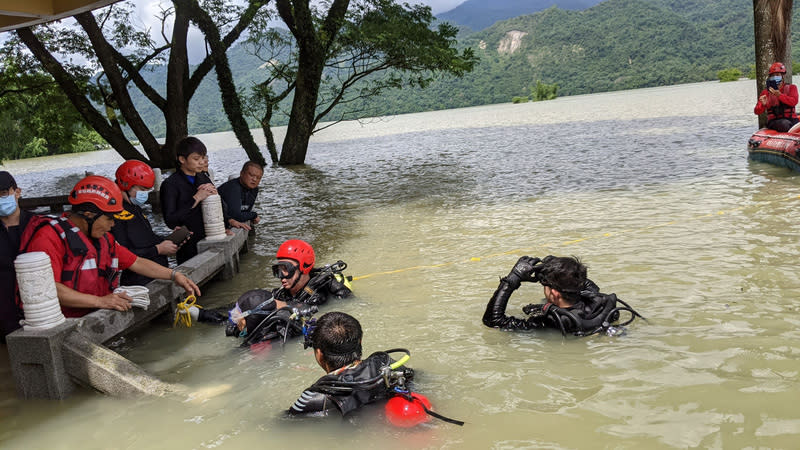 某大學林姓研究生，11日下午與同學騎機車到嘉縣大埔鄉湖濱公園遊玩，疑因撿手機時不慎滑落曾文水庫，警消漏夜搜救，12日下午已在湖濱公園六角亭下方找到人。（嘉義縣消防局提供）