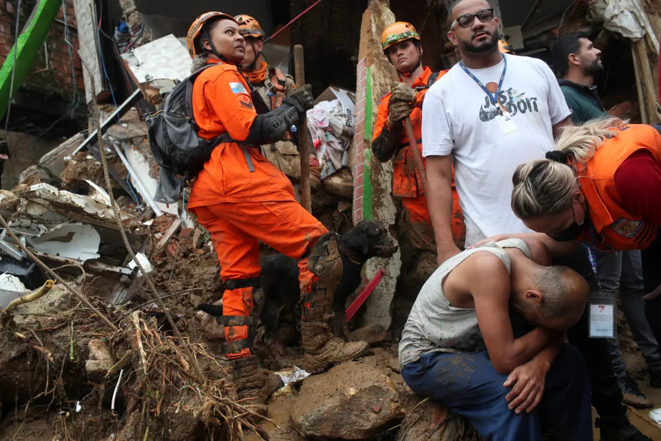 Pessoas lamentam durante a procura de v&#xed;timas em deslizamento de terra no Morro da Oficina ap&#xf3;s chuvas torrenciais em Petr&#xf3;polis, Brasil 16 de fevereiro de 2022. 